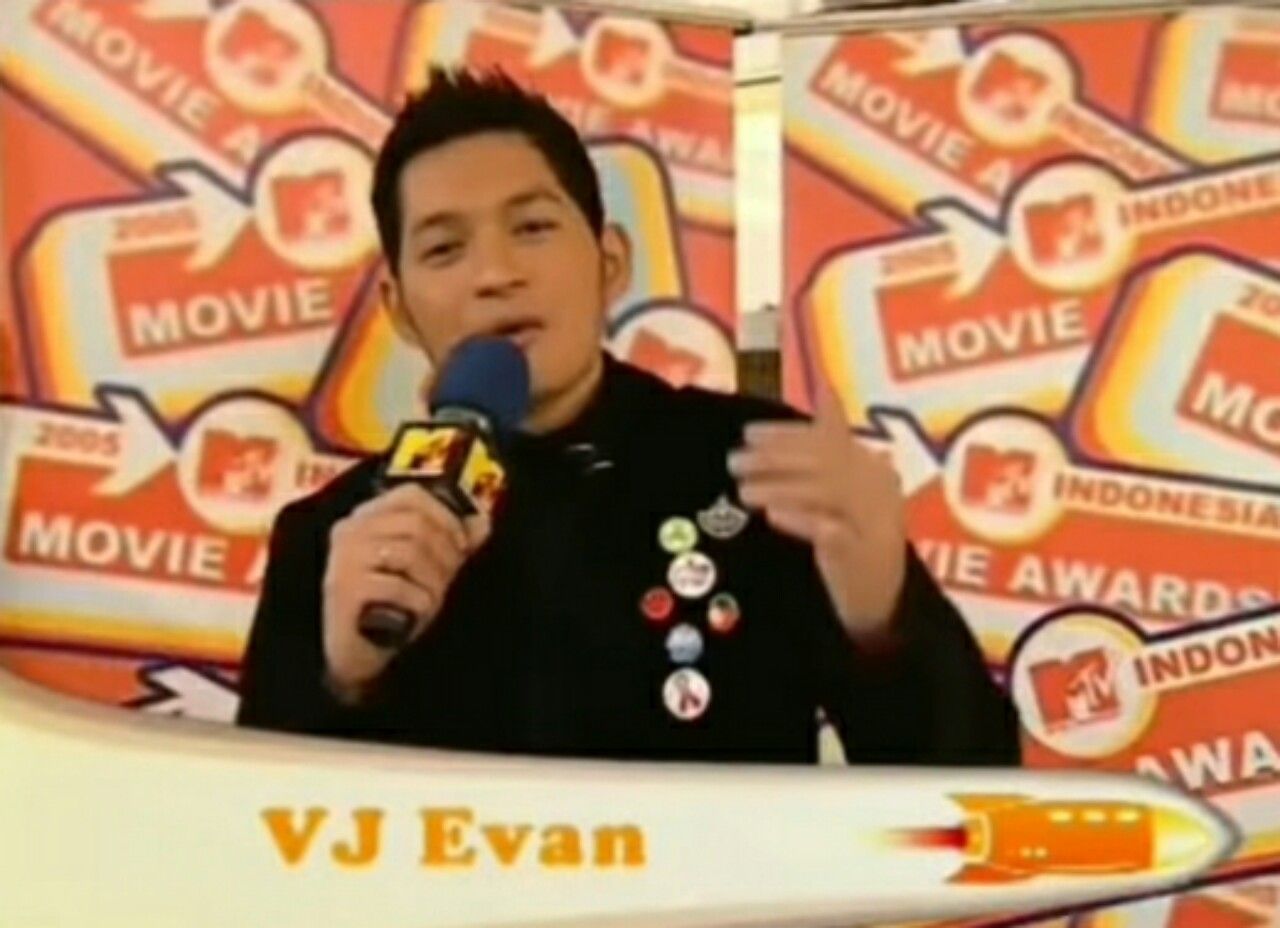 Penampilan VJ Evan saat membawakan acara MTV Indonesia Movie Awards 2015