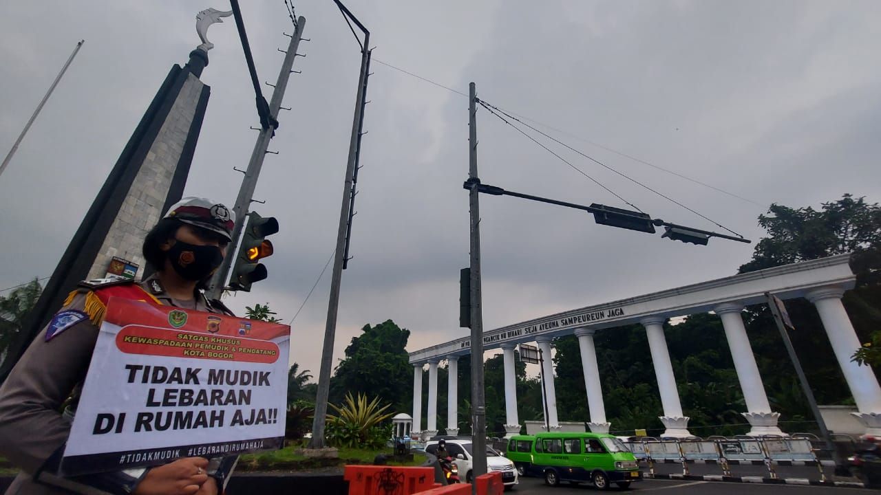 Petugas Polwan Kota Bogor melakukan sosialisasi ganjil genap Kota Bogor di Tuju Kujang, Jumat 30 April 2021