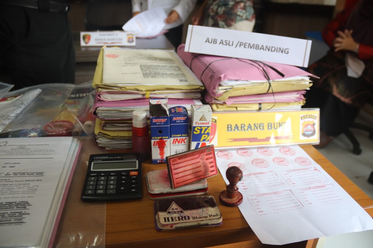 Inilah barang bukti yang disita Polres Banten terkait AJB Palsu yang berhasil diungkap. 