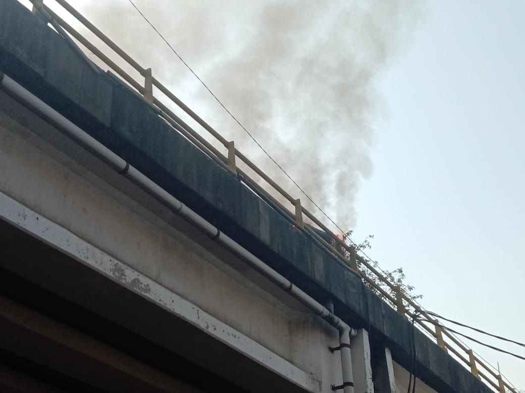 Asap pekat akibat terbakarnya mobil angkutan karyawan yang terbakar di Fly Over Cimindi, Cimahi, Jumat 30 April 2021
