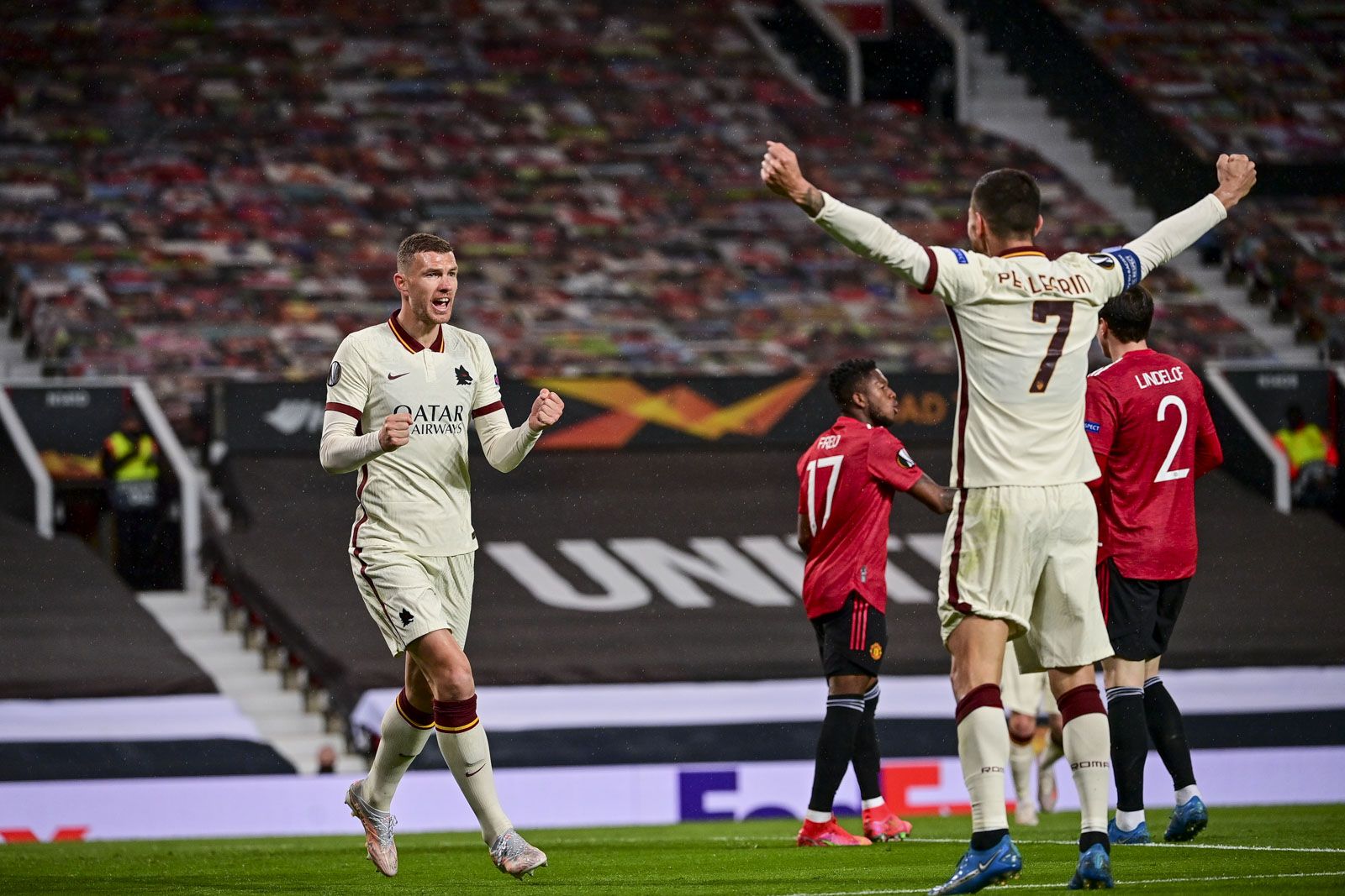 Pemain AS Roma Pellegrini dan Dzeko merayakan gol ke gawang Mancheter United.
