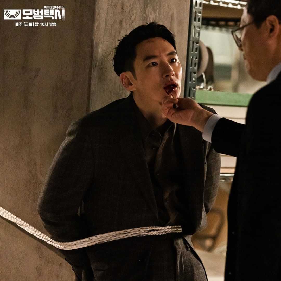 Adegan Do Gi diikat dan wajahnya babak belur dihajar Yang Jin dan anak buahnya.