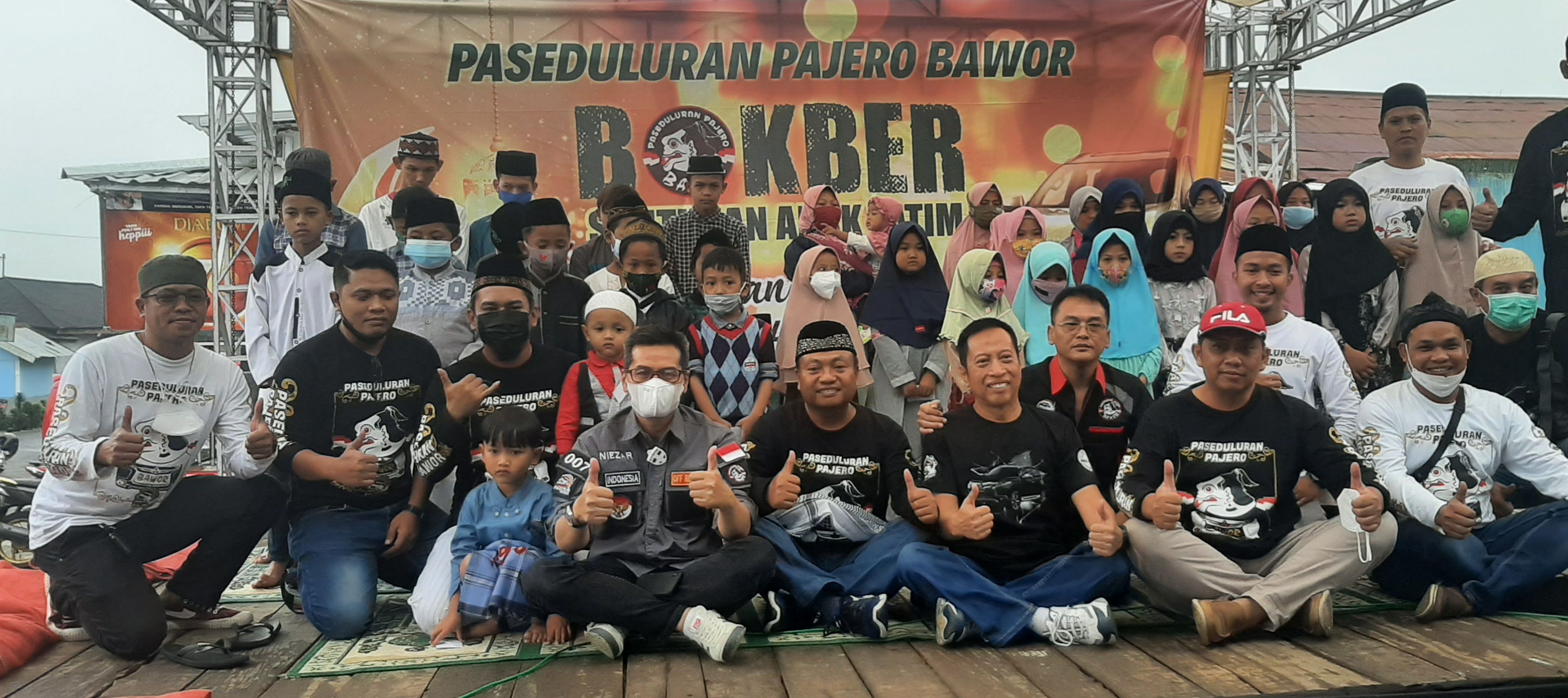 Paseduluran Pajero Bawor foto bersama dengan puluhan anak yatim.