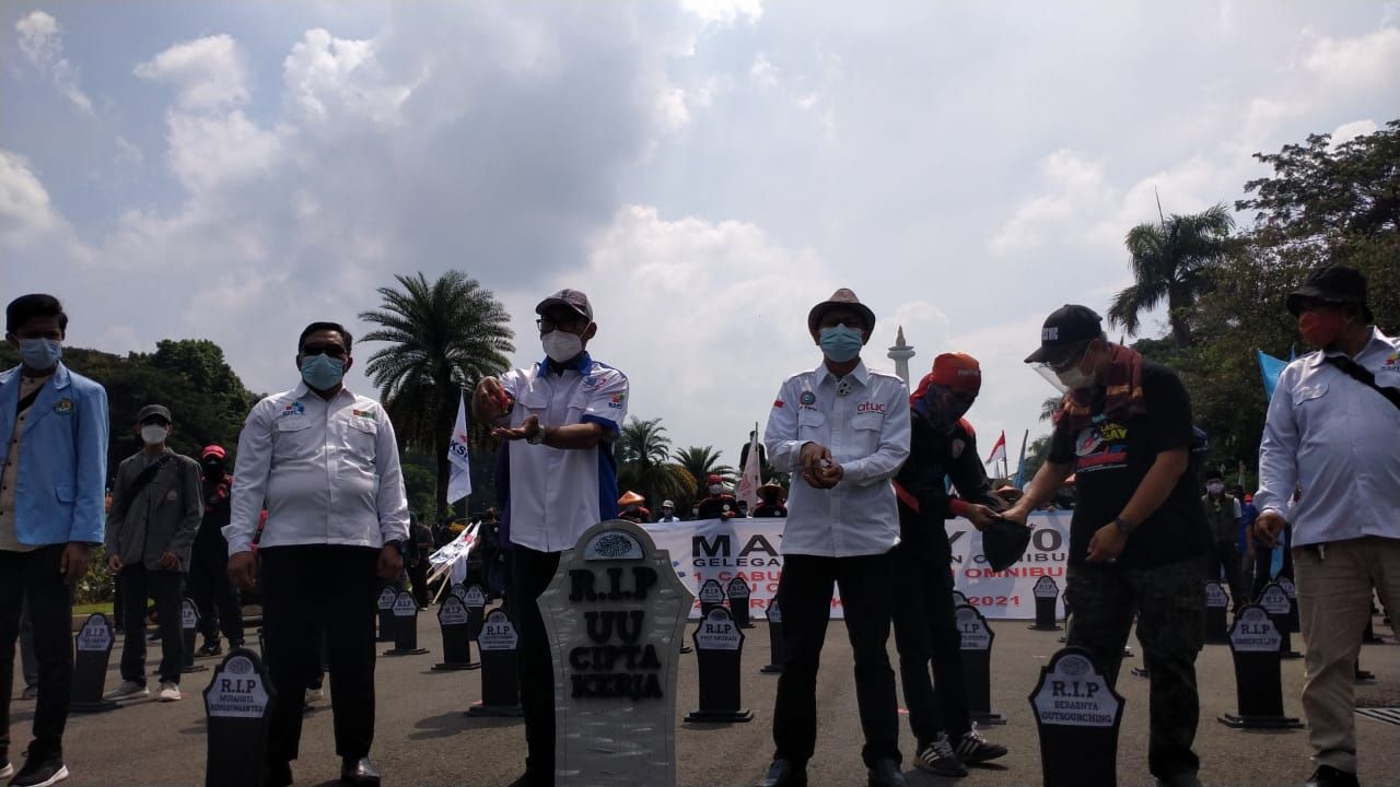 Buruh melakukan aksi demo sambut May Day di Jakarta