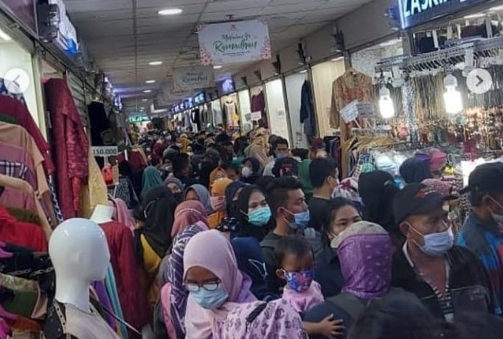 Kerumunan massa di Pasar Tanah Abang langgar prokes hingga Gubernur Anies Baswedan mngerahkan 2.500 personil gabungan untuk mengamankannya