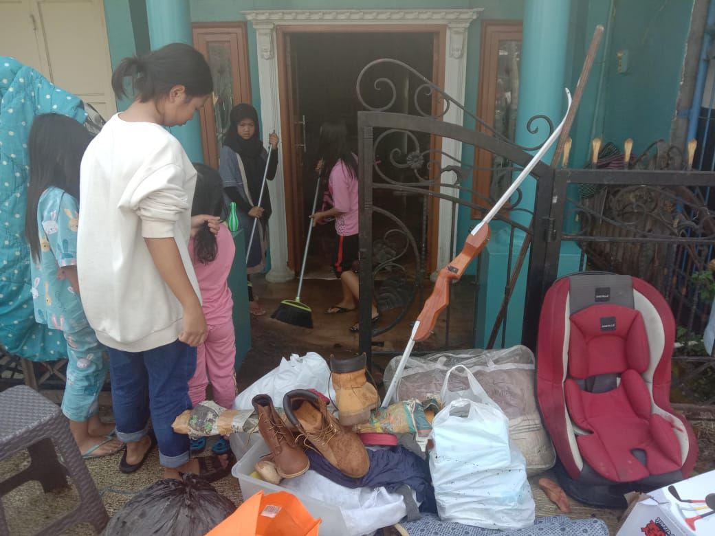 Akibat kebocoran pipa di Kampung Sadu, Jalan Baru, Soreang, Kabupaten Bandung, Minggu 2 Mei 2021 sekira pukul 07.45 WIB membuat empat rumah di sekitarnya terendam banjir.