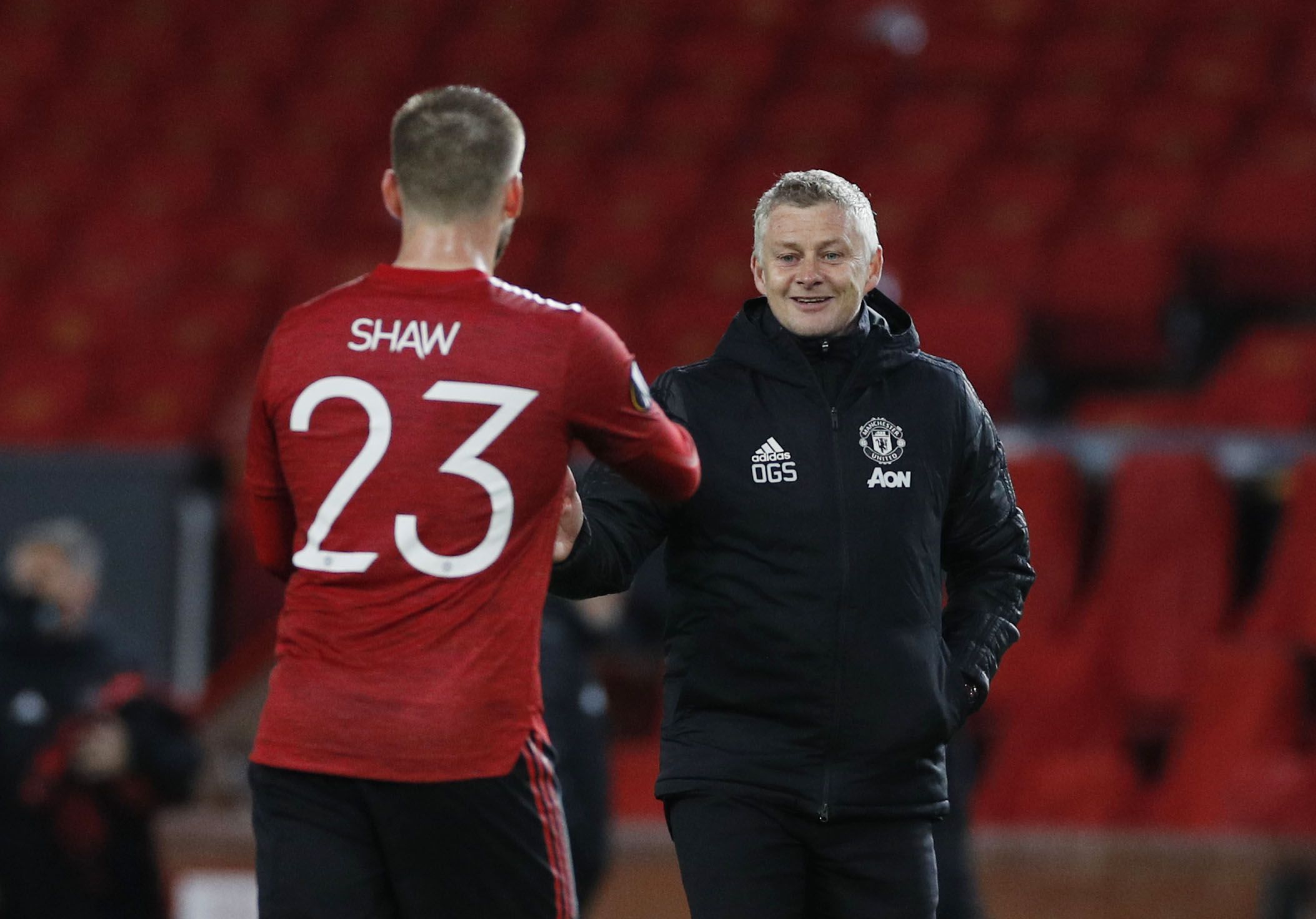 Manager Manchester United Ole Gunnar Solskjaer bergembira bersama Luke Shaw.