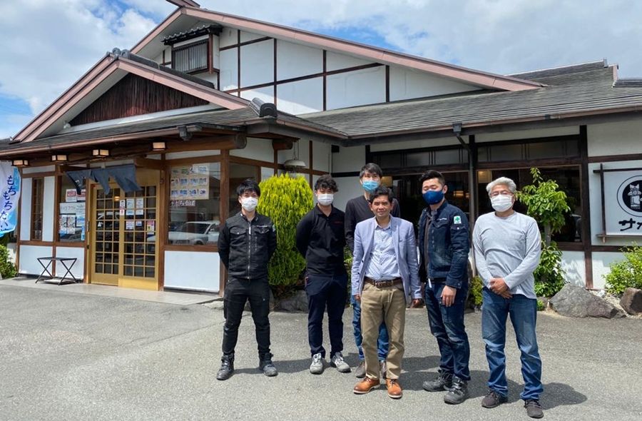 Staf KBRI di Tokyo, Jepang, Andri Sumaryadi (tengah) bersama tim penanganan sampah di Kyoto, Jepang/Dok KBRI Tokyo