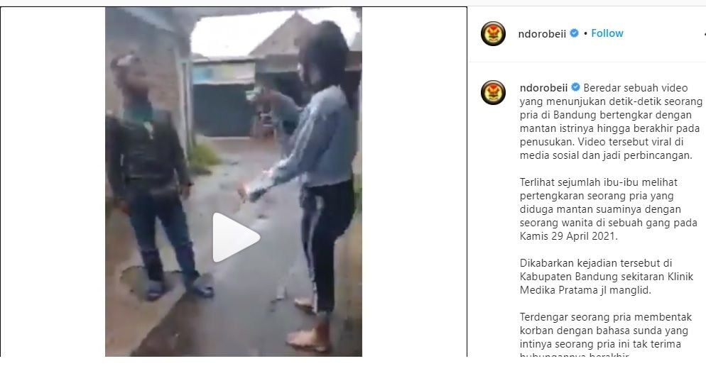 Sebuah video yang menunjukan pria menusuk mantan istri di Bandung viral di media sosial. Netizen menyebut ada cekcok.