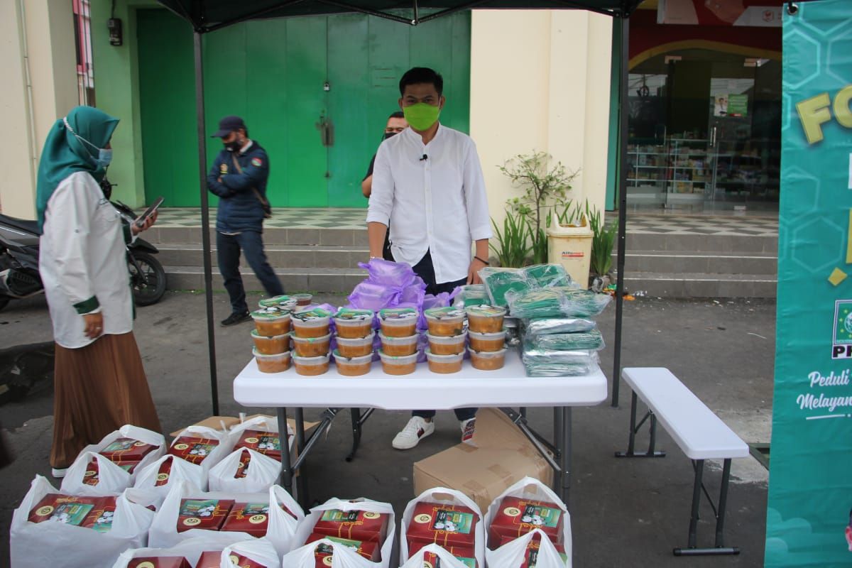 H Oleh Soleh saat mengecek makanan takjil yang akan dibagikan kepada masyarakat lewat program Food Bank.
