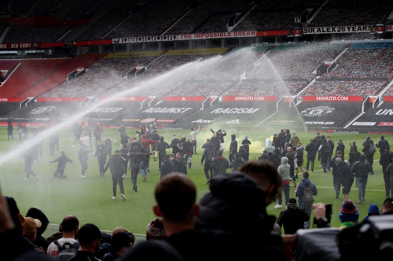 Stadion Old Trafford dipenuhi suporter yang melakukan protes.