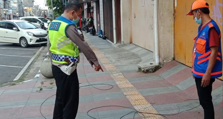 Kabel milik Telkom di Jalan Sudirman, Kota Bandung, putus usai dilanggar truk dengan muatan terlalu tinggi