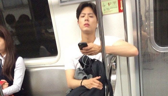 Park Bo Gum, aktor papan atas Korea Selatan kedapatan santai naik kereta bawah tanah tanpa masker.*