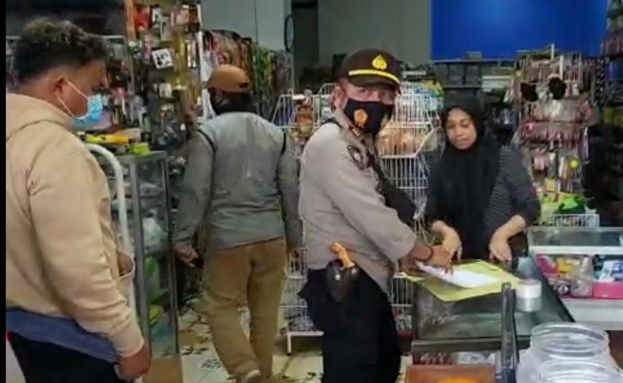 Polisi memeriksa kelengkapan izin dari pemilik warung yang menjual miras di bulan Ramadan.