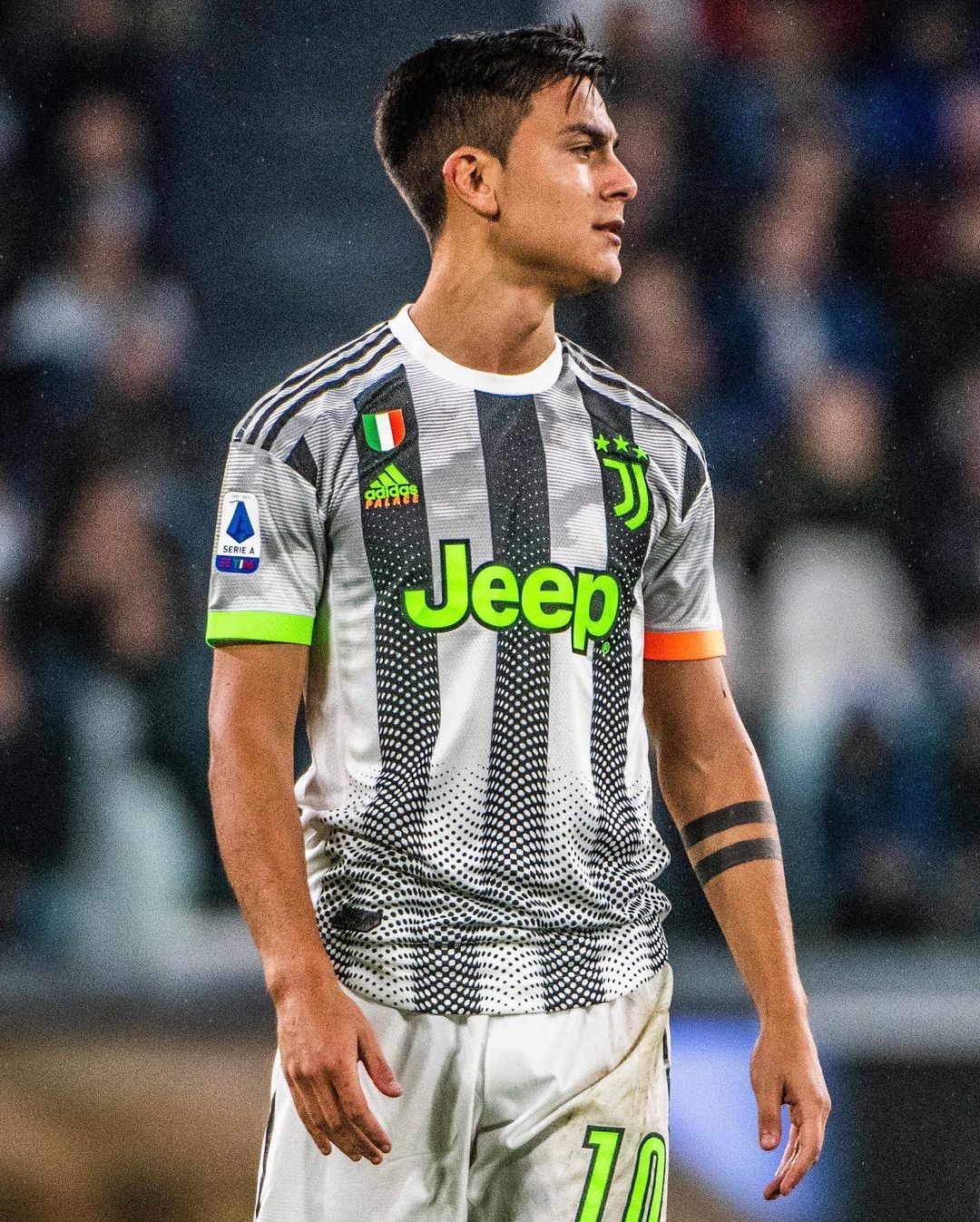 Jersey Juventus yang memiliki lambang scudetto.