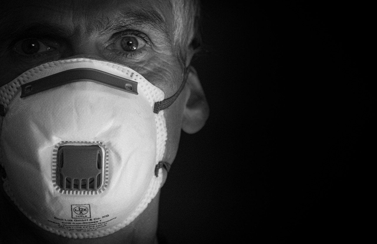 Disiplin memakai masker dan terapkan 5 M bisa cegah penyebaran virus COVID-19.