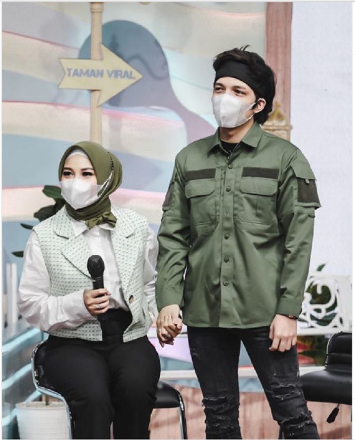 Postingan Atta Halilintar merayakan satu bulan pernikahan bersama Aurel Hermansyah