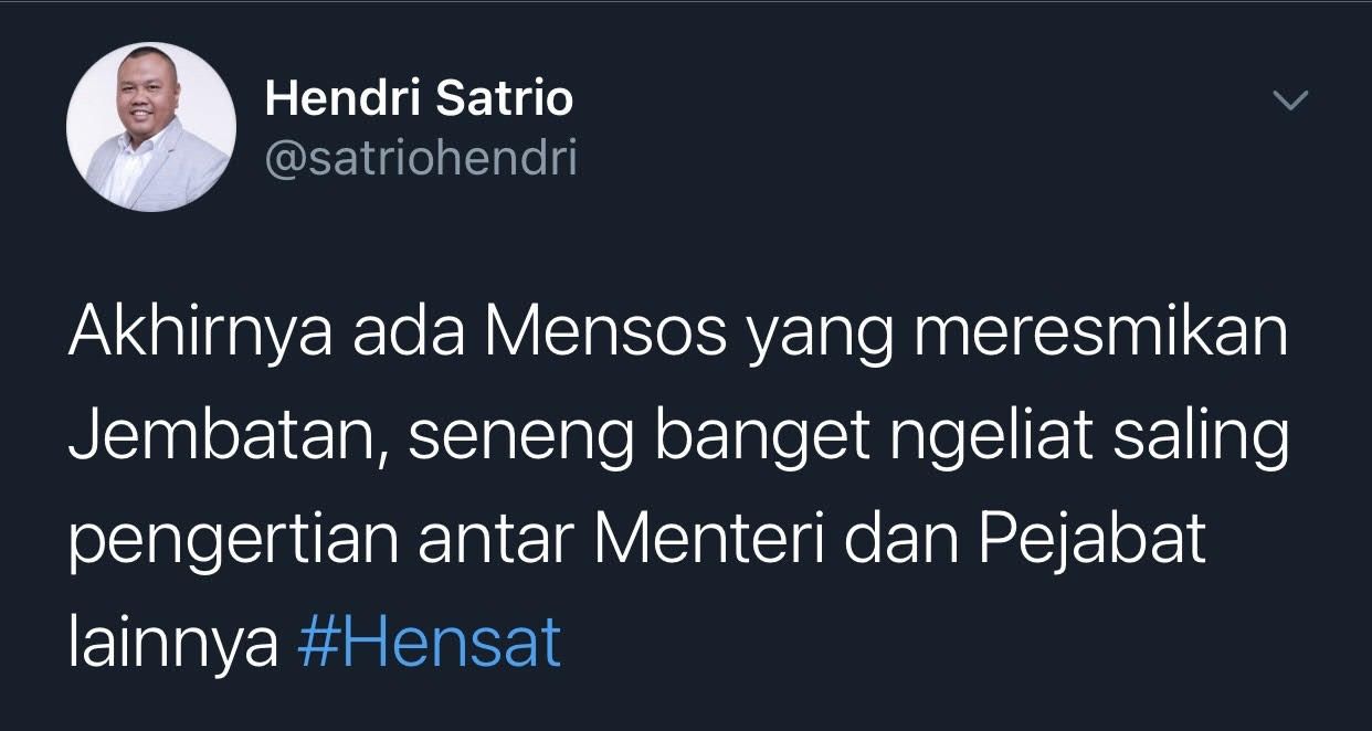 Cuitan Hendri Satrio yang merespons soal Mensos Risma ikut resmikan jembatan.