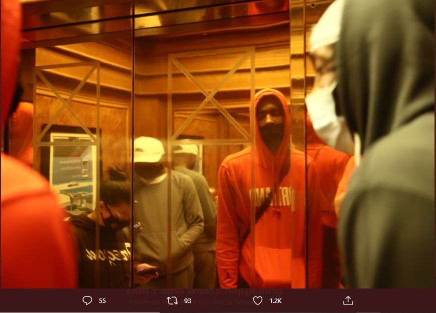 Para pemain Portland Trail Blazers tampak masih dalam kondisi mengantuk ketika bergegas menuju tempat perlindungan.