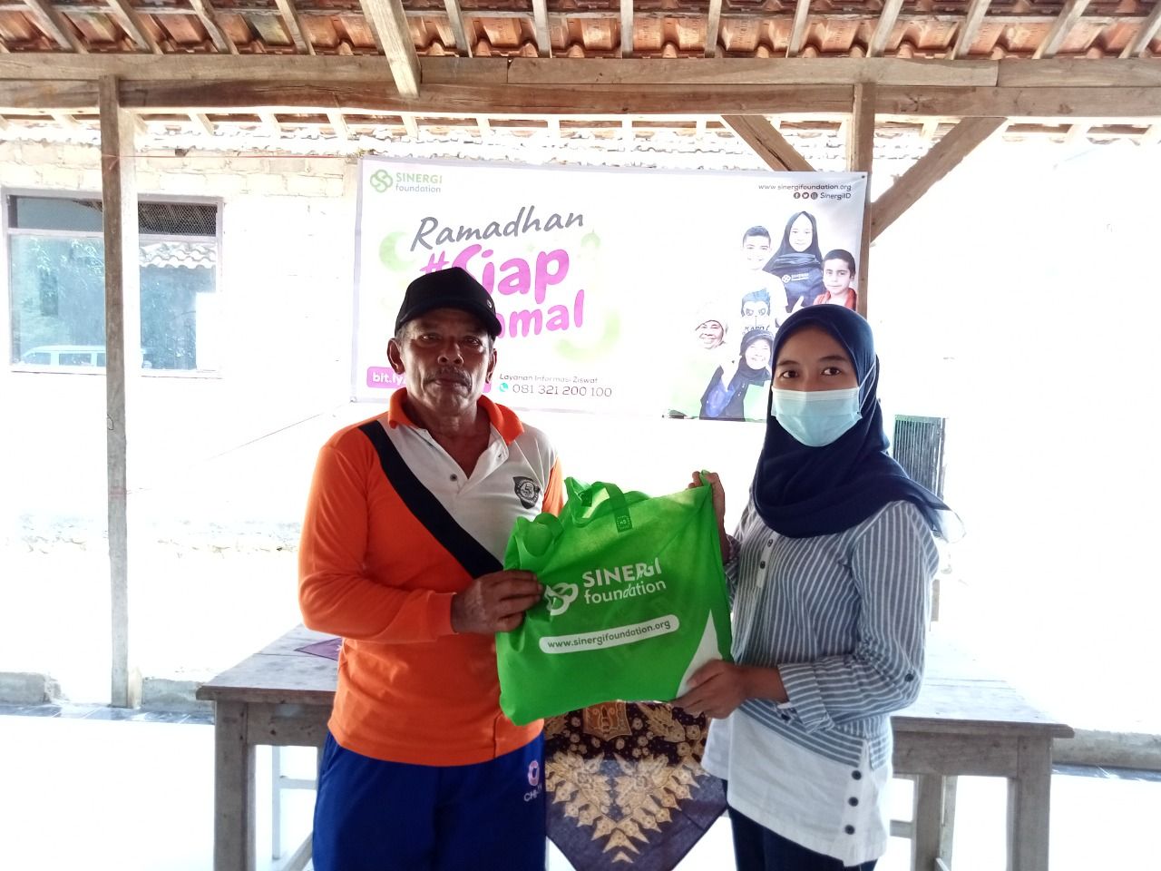 Dukung nelayan terdampak pandemi, Sinergi Foundation salurkan paket Ramadhan di pesisir timur Jawa.