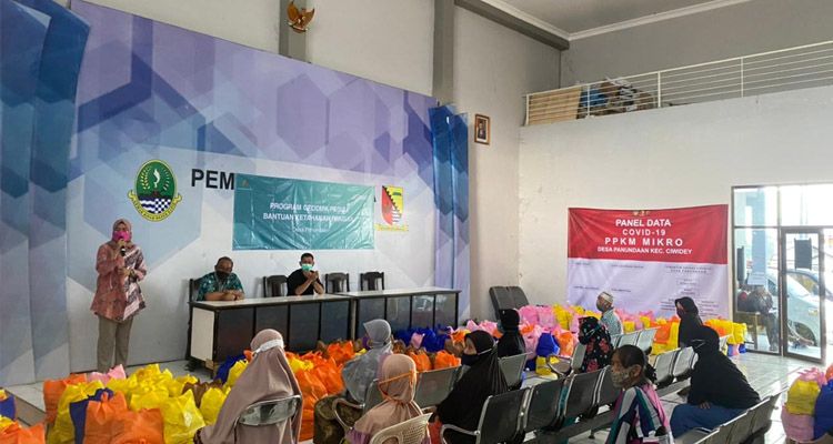 Kegiatan penyerahan bantuan pangan kepada warga Kabupaten Bandung oleh PT Geo Dipa Energi, Selasa 4 Mei 2021