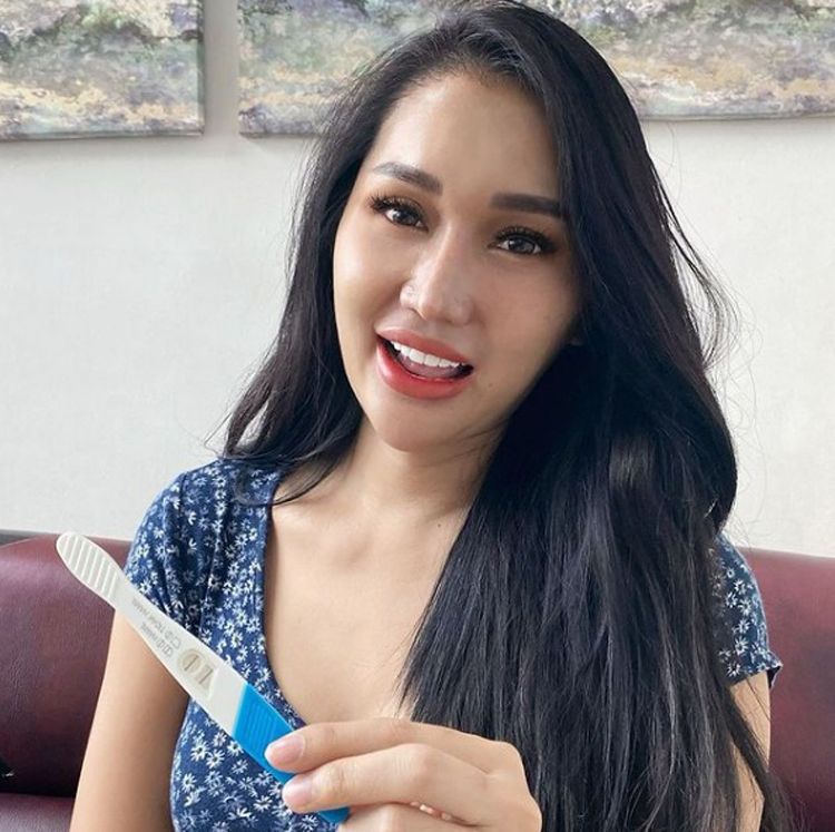 Lucinta Luna Pamer Hasil Testpack di Instagram, Netizen: Hamil Doang Lahiran Kagak - Kabar Besuki
