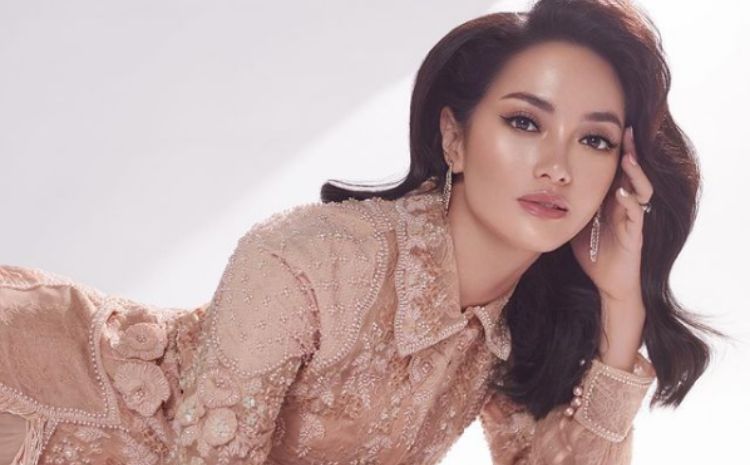 Ririn Ekawati saat pemotretan oleh fotografer Karina Yamine.