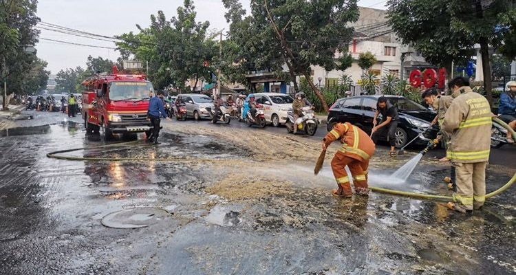 Petugas Diskar PB Kota Bandung, membersihkan tumpahan ampas tahu di Jalan Jakarta, Selasa 4 Mei 2021