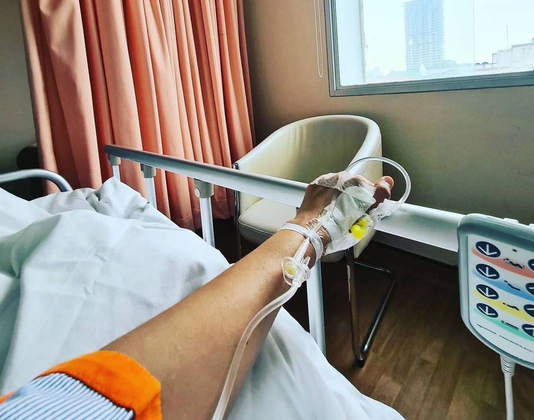 Najwa Shihab lewat akun Instagramnya @najwashihab, mengunggah foto disertai caption yang menerangkan dirinya sedang jatuh sakit. Warganet ramai-ramai mengirim doa kesembuhan.