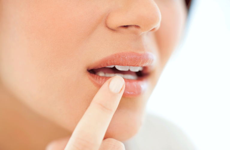 10 Arti Kedutan di Bibir Atas Bawah Menurut Primbon Jawa - Ringtimes Bali