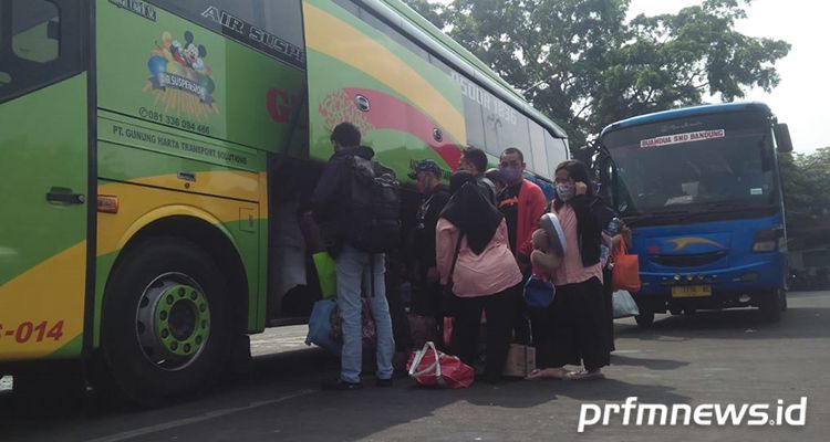 Para penumpang saat berebut menyimpan barang di bagasi sebuah bus di Terminal Cicaheum Kota Bandung dengan tujuan kota di Jawa Timur pada hari ini, Rabu 5 Mei 2021.