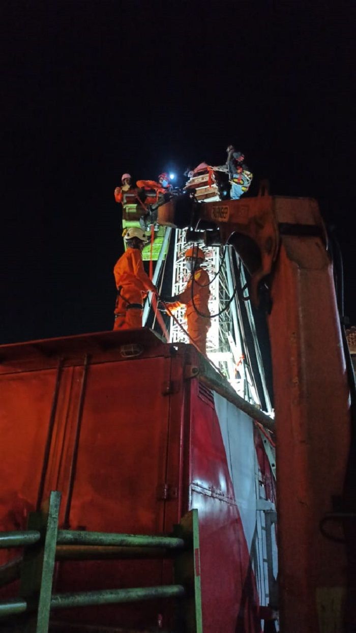 Tim SAR berusaha mengevakuasi Rudi, pekerja yang  terjepit di atas tower, Selasa 4 Mei 2021.