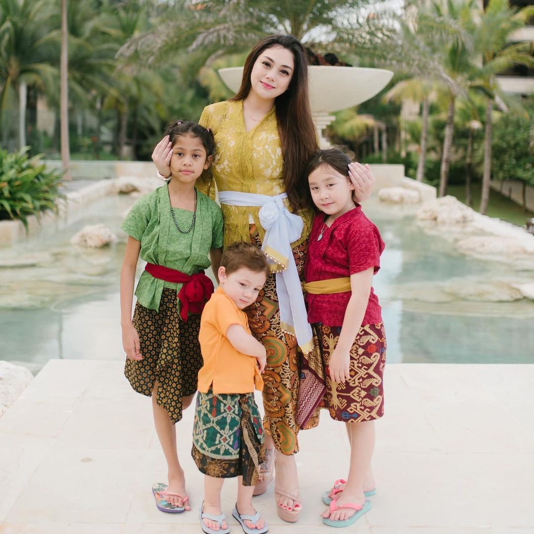 Celine Evangelista bersama Jemima putri sambungnya serta dua anak kandungnya 