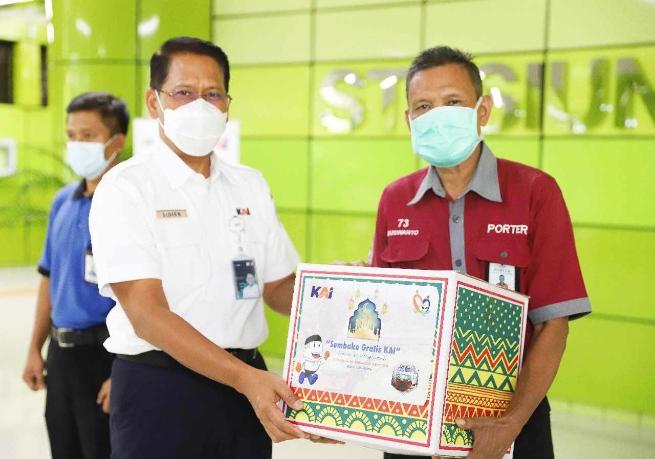 KAI Membagikan Santunan Berupa Paket Sembako Gratis Kepada ...
