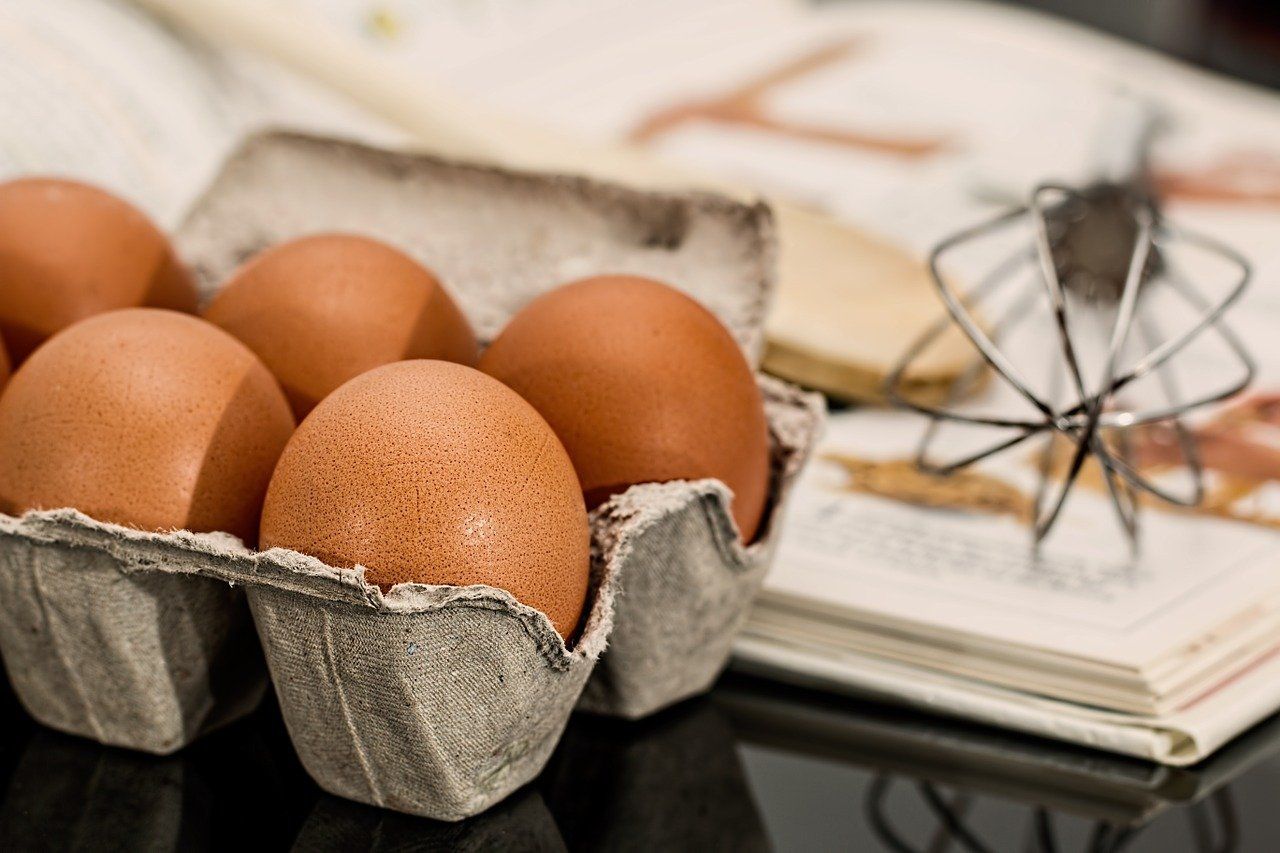 Seorang wanita mengaku terkejut ketika dirinya menemukan benda aneh pada telur yang sedang dia masak