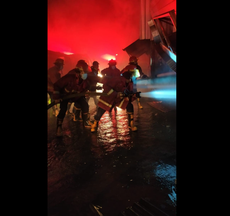 Petugas pemadam kebakaran berjibaku memadamkan api di bengkel kawasan Denpasar