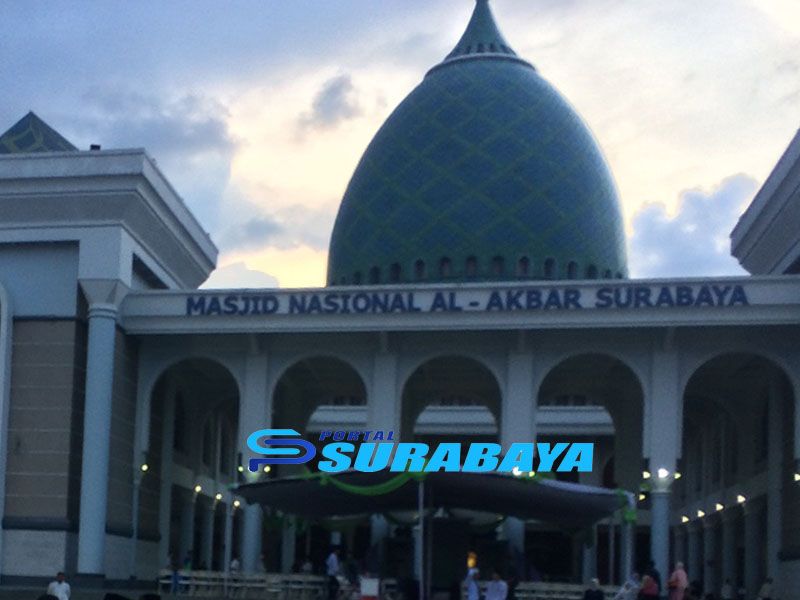  Masjid Al Akbar Surabaya. Berikut jadwal imsakiyah Surabaya dan sekitarnya