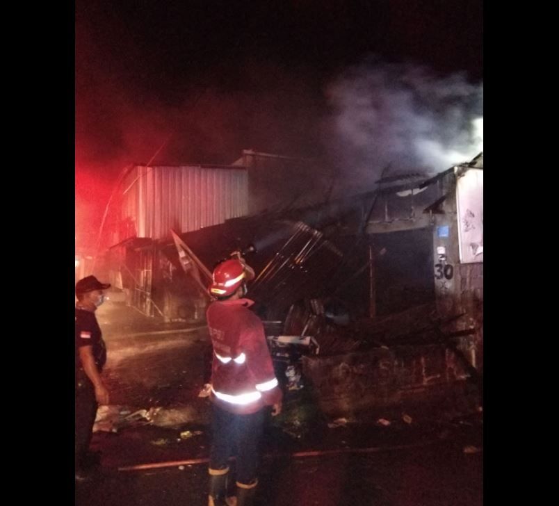 Petugas pemadam kebakaran berhasil memadamkan api di sebuah bengkel di Denpasar