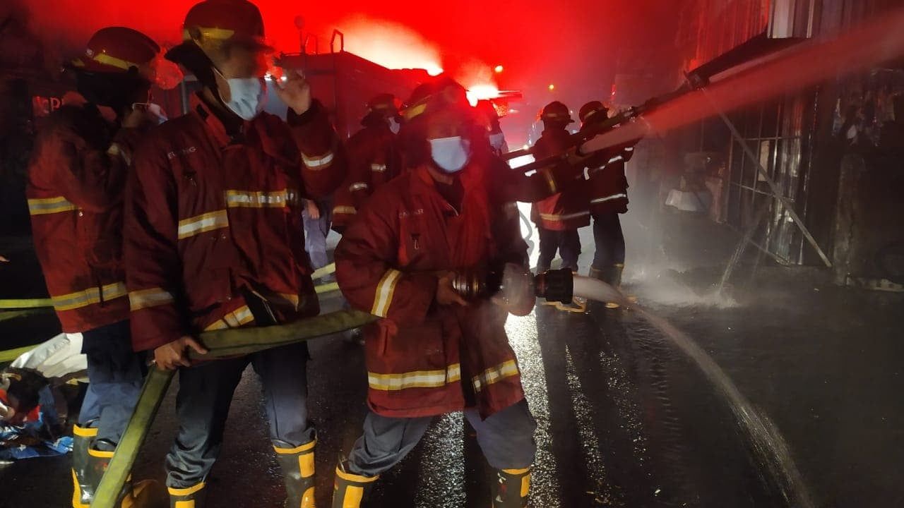 Petugas pemadam kebakaran di Denpasar saat memadamkan api yang membakar bengkel