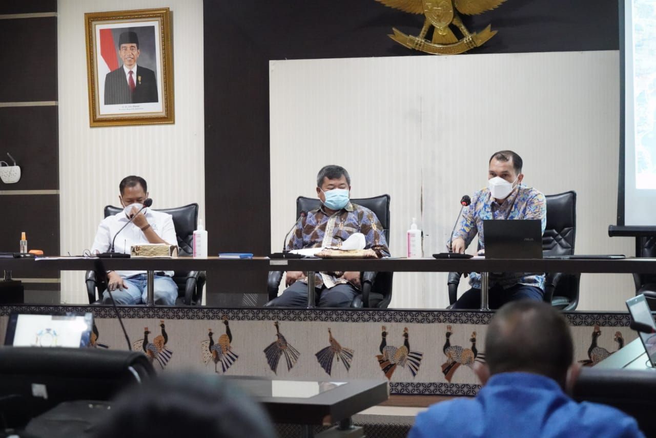 Bupati Garut, Rudy Gunawan, bersama Kepala Dinas Pariwisata dan Kebudayaan Jabar, Dedi Taufik, serta sejumlah pejabat Pemkab Garut dan Pemprov Jabar menggelar rakor terkait revitalisasi Situ Bagendit, di Kantor Bupati Garut.