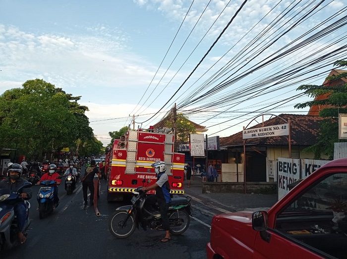 PMK Kota Denpasar dikerahkan dalam kebakaran di Jalan Hayam Wuruk Denpasar, Kamis 6 Mei 2021 sore.