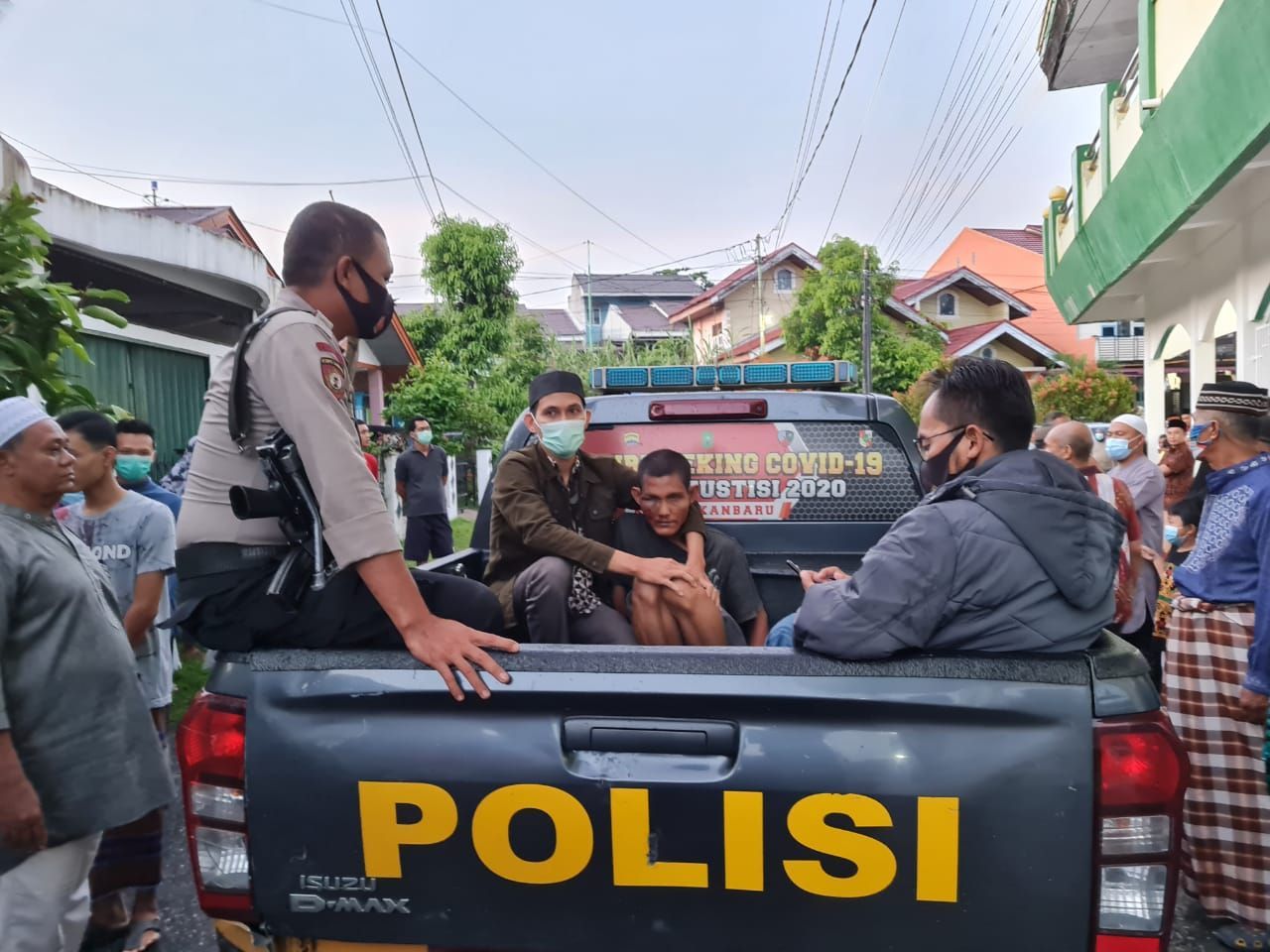 Polisi amankan pria yang memukul imam masjid di Pekanbaru.