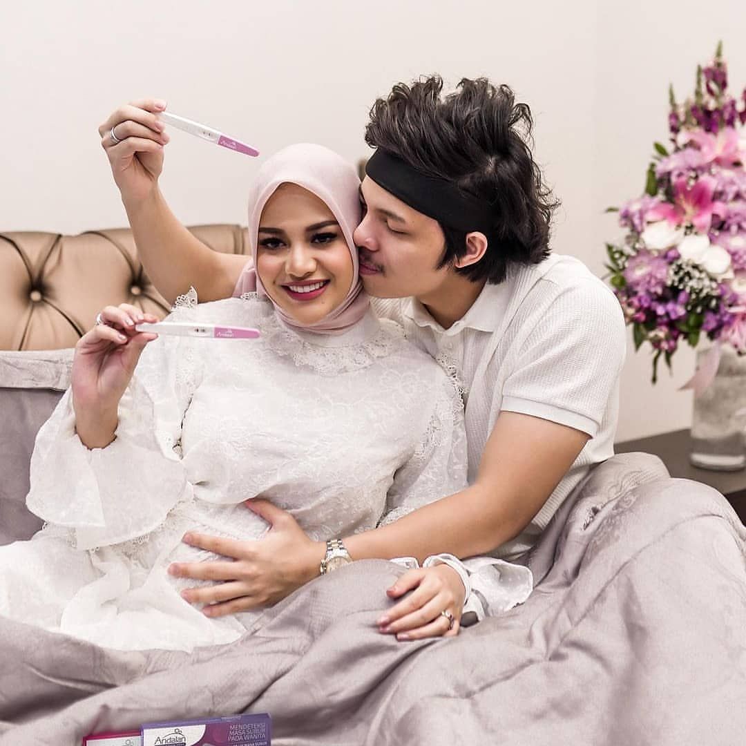 Pasangan muda suami istri Atta Halilintar dan Aurel Hermansyah tengah berbunga-bunga setelah Aurel dikabarkan positif hamil.
