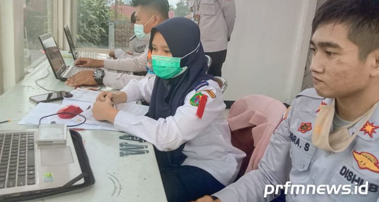 Petugas dari Dishub Kabupaten Bandung, melakukan pencatatan kendaraan yang melintas di kawasan Nagreg