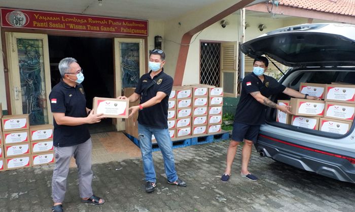 WALI menyerahkan donasi