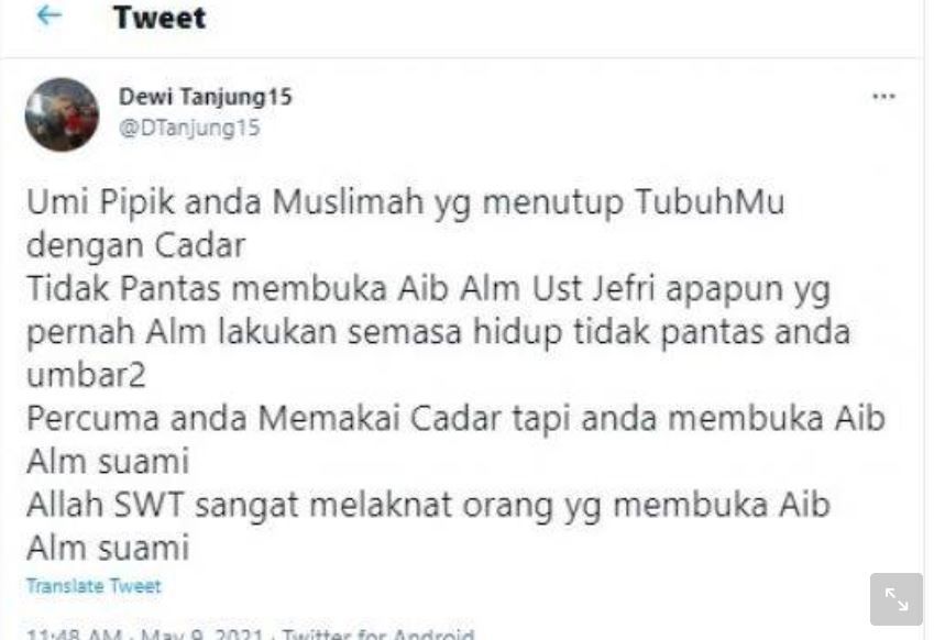 Tangkap layar twitter politisi PDIP, Dewi Tanjung. Sebut Umi Pipik tak pantas umbar aib Almarhum Uje.