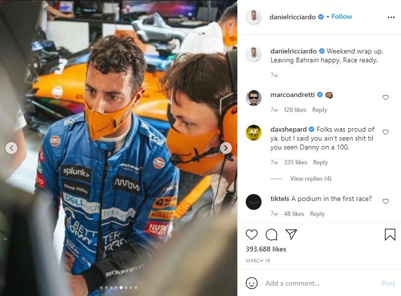 Daniel Ricciardo tampak serius menyimak rekaman balapannya.