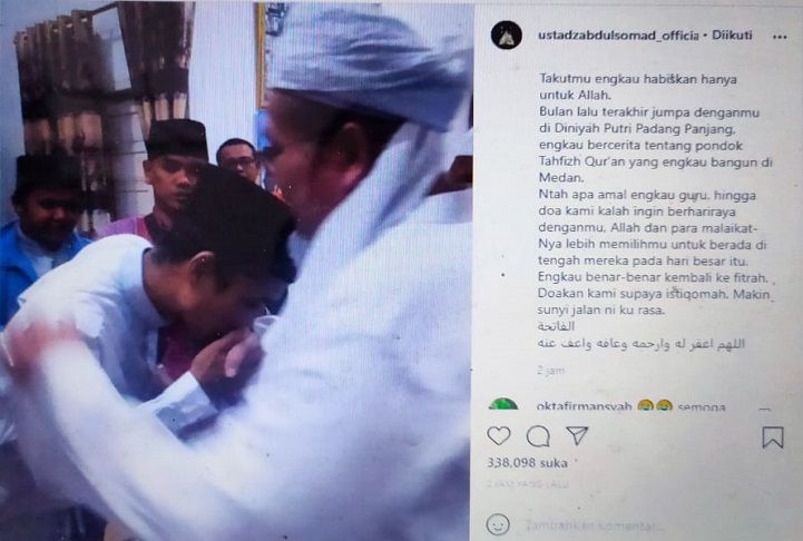 Tangkapan layar Instagram @ustadzabdulsomad_official. Foto Ustadz Abdul Somad (UAS) saat mencium tangan mendiang Ustadz Tengku Zulkarnain semasa hidup.