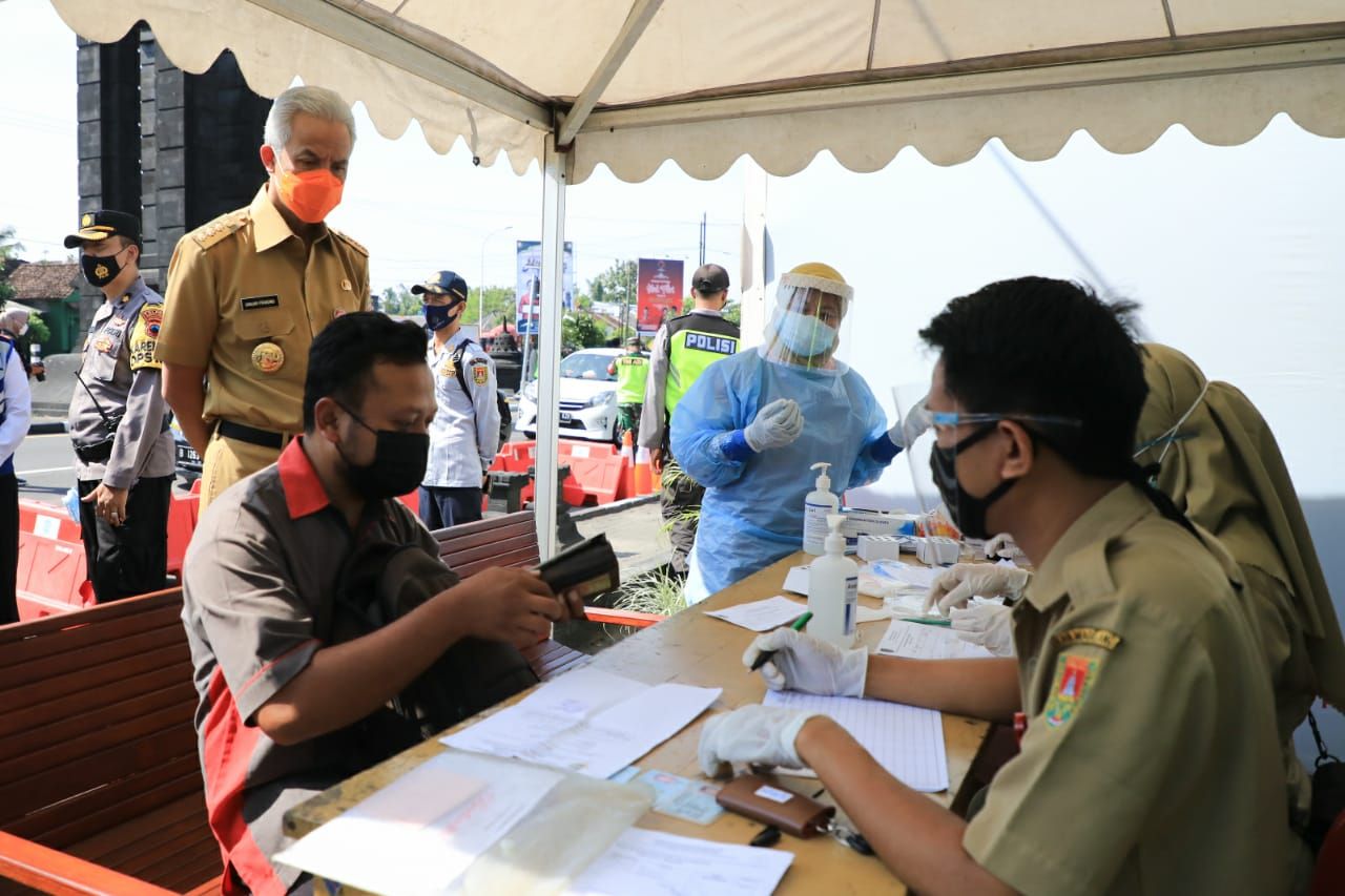 Gubernur Jateng, Ganjar Pranowo temui pengendara yang baru pertama kali tes antigen. mereka terjaring di pos penyekatan di Magelanng dan Temanggung.