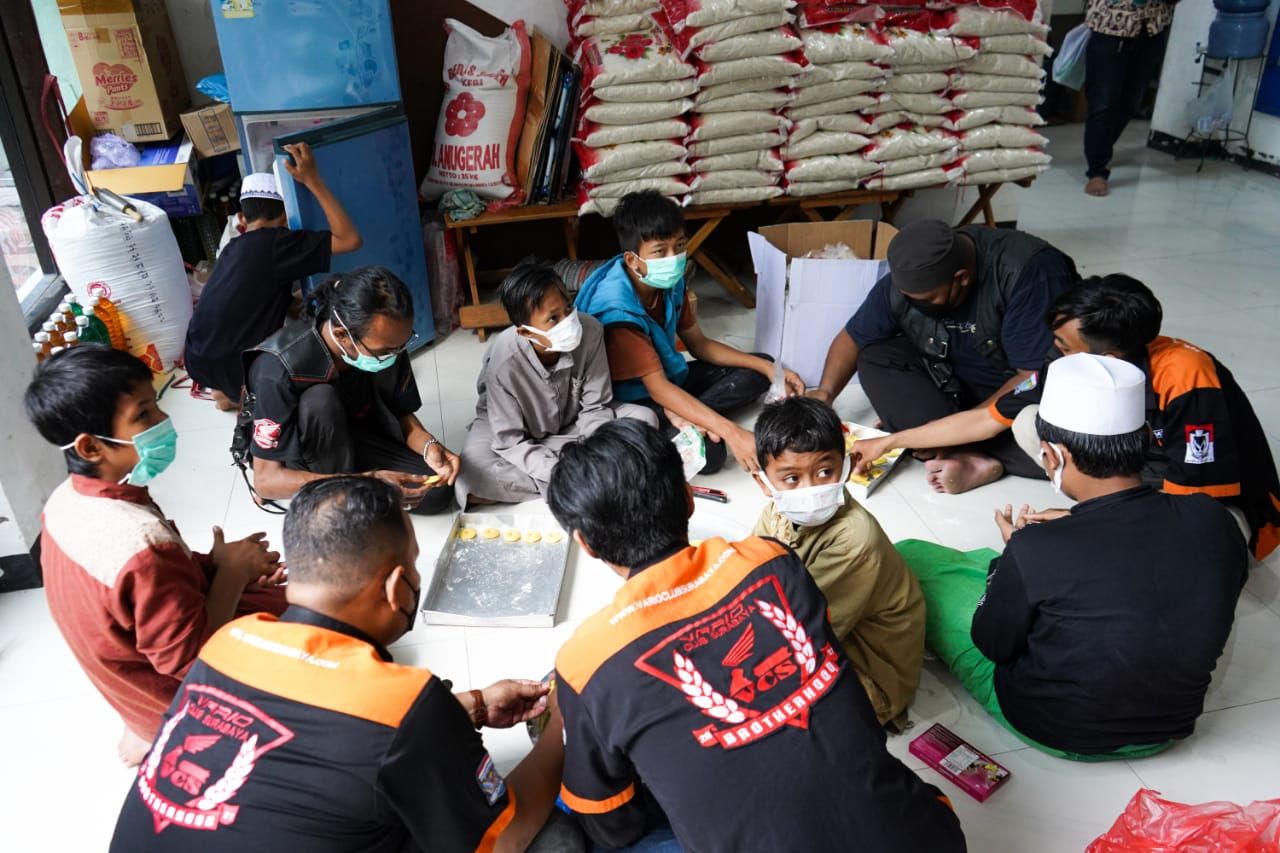 Melihat dan membantu anak panti dalam produksi kue